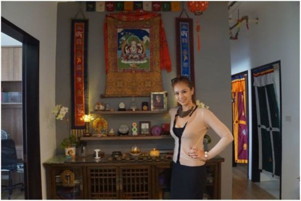 金小曼是虔誠的藏傳佛教徒，也間接促成她買進第1間屋的原因。