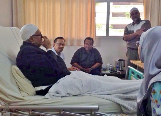 Ketua Pembangkang Datuk Seri Anwar Ibrahim juga melawat Presiden PAS Datuk Seri Abdul Hadi Awang (kiri) di Institut Jantung Negara petang tadi. – Gambar daripada laman Facebook Hadi.