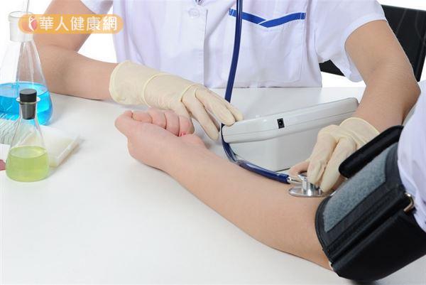 蔡貴嶔醫師表示，控制血壓除了按時吃藥外，健康的生活也很重要，因此歸納出血壓失控的常見原因，提醒民眾控血壓勿踩「4地雷」。