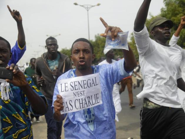 Ein wütender Senegalese demonstriert gegen die neuen Mohammed-Karikaturen in «Charlie Hebdo». Foto: Aliou Mbaye