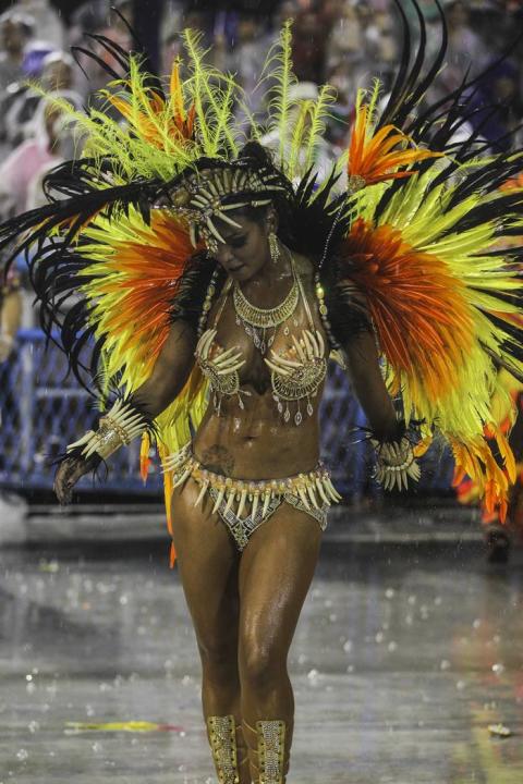 BRA568. RÍO DE JANEIRO (BRASIL), 15/02/2015.- Miembros de la escuela de Samba Unidos do Viradouro se presentan hoy, domingo 15 de febrero de 2015, durante su desfile en el sambódromo de Río de Janeiro
