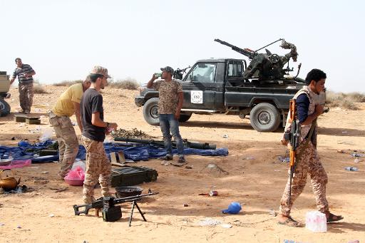 Des combattants de Fajr Libya (l'Aube lybienne) occupent la position d'une milice rivale près de Tripoli le 13 octobre 2014
