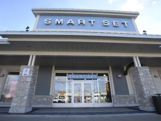 A Smart Set store is shown in Laval, Que., Tuesday, Nov.25, 2014. Smart Set is among the retailers that have recently closed or are closing shop in Canada. THE CANADIAN PRESS/Ryan Remiorz