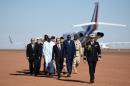 François Hollande (C), le Premier ministre malien Modibo Keita (3e D), le ministre français de la Défense Jean-Yves Le Drian (G), le 13 janvier 20...<br /><br />Source : <a href=