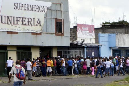 People loot a supermarket in San Felix in the state of Bolivar, Venezuela July 31, 2015. REUTERS/Wilmer Gonzalez