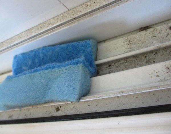 割開的海綿可卡在窗軌，清潔時就很乾淨順手。陳映如提供