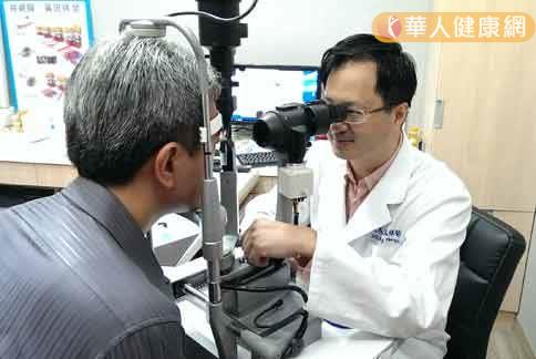 乾眼症是眼科常見病灶，醫師王孟祺（右）強調，人工淚液治標不治本。（攝影／記者張世傑）