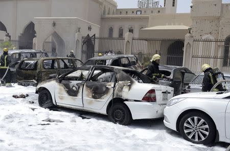 موقع انفجار امام مسجد شيعي في الدمام يوم الجمعة. تصوير: علي الحاجي - رويترز