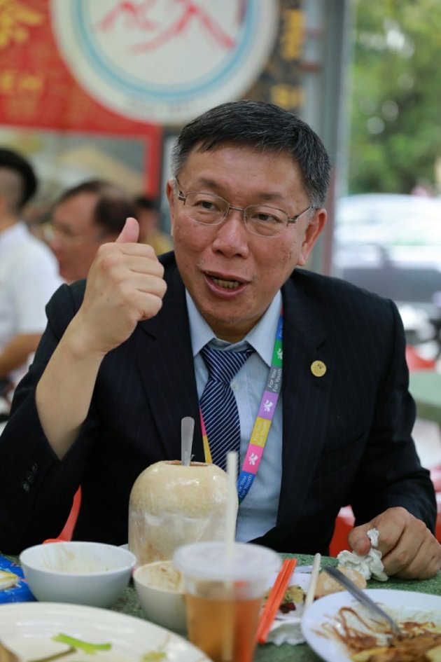 台北市長柯文哲25日扺達吉隆坡，並品嘗了知名的肉骨茶。（台北市政府提供）.jpg
