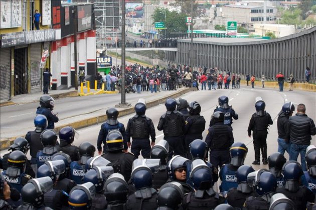 Unos 500 jóvenes con los rostros cubiertos bloquean hoy , jueves 20 de noviembre de 2014 una de las avenidas clave cercanas al Aeropuerto Internacional de Ciudad de México, en el inicio de una larga jornada de protestas a nivel nacional en solidaridad con los 43 estudiantes desaparecidos hace casi dos meses . EFE