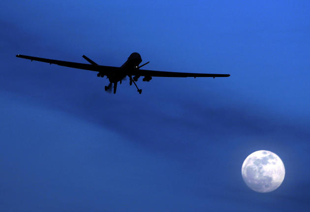 En esta imagen de archivo del 31 de enero de 2010, un dron Predator estadounidense vuela sobre Kandahar, en Afganistán, en una noche con luna. Casi tres cuartos de los estadounidenses ven aceptable que EEUU emplee aviones no tripulados para matar a un ciudadano estadounidense en el extranjero si esa persona se ha sumado a una organización terrorista, según un sondeo de Associated Press-GfK poll. (AP Foto/Kirsty Wigglesworth, Archivo)