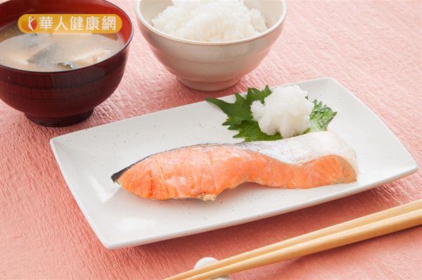日式飲食的鮭魚搭配白飯、味噌豆腐湯，就是非常健康又美味的一餐。
