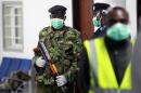 Policías kenianos vigilan en el Aeropuerto Internacional Jomo Kenyatta (JKIA) en Nairobi (Kenya), a la espera de la llegada de un avión procedente de Liberia. EFE