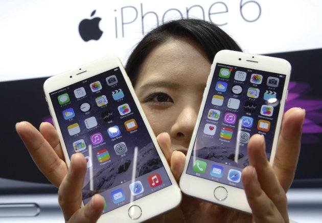 Muestra clienta Una El Nuevo iPhone 6 e iPhone 6 Plus de Apple.  (AP Foto / Shizuo Kambayashi)