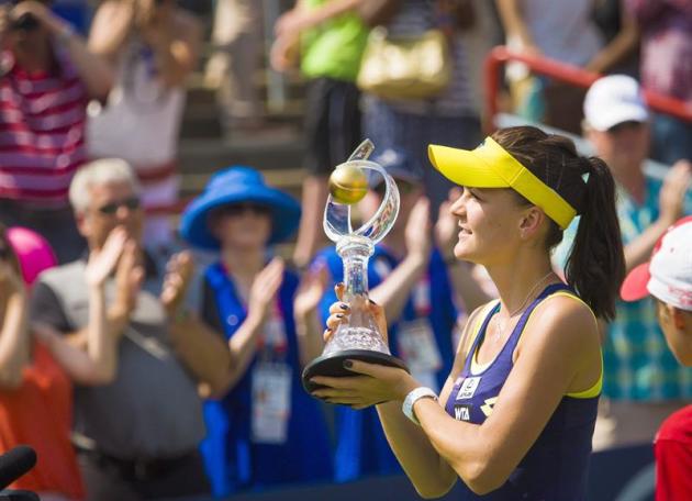APX01. Montreal (Canada), 10/08/2014.- Agnieszka Radwanska of Poland poses with the trophy after her win against Venus Williams of the US in their finals match at the Rogers Cup women tennis tournamen