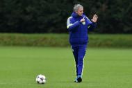 El técnico del Chelsea, José Mourinho, durante una sesión de entrenamiento del equipo en el sur de Londres el 16 de febrero de 2015 (AFP | Ben Stansall)