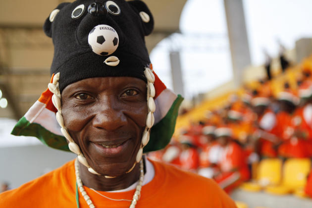 En fotografía tomada el 30 de enero de 2012 un seguidor de Costa de Marfil espera en laas gradas antes del inicio del partido entre esa selección y Angola de la Copa de África que se jugó en Guinea Ec