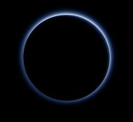 冥王星新影像曝光 發現藍天和紅水冰