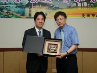 台積電南科14廠廠長王英郎(右)升任副總經理。(圖：台南市政府官網)