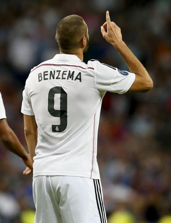 GRA609. MADRID. 16/09/2014.- El delantero francés del Real Madrid Karim Benzemá celebra su gol, quinto del equipo, durante el partido de la primera jornada de la fase de grupos de la Liga de Campeones
