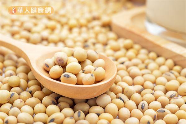 黃豆富含具有降低膽固醇功效的不飽和脂肪酸、膳食纖維、卵磷脂、大豆異黃酮等營養素。