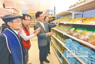 台中市長林佳龍（右二）巡視食物銀行時，發現像商店一樣可選自己需要的東西，讓民眾領取時較有尊嚴。（陳世宗攝）