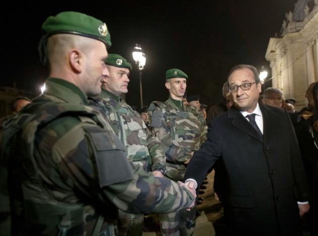 Hollande au pied des Champs-Elysées avec les forces de sécurité