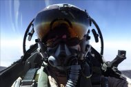 Foto cedida sin fechar facilitada hoy por el Departamento de Defensa australiano, que muestra a un piloto a bordo de un avión de combate Super Hornet F/A-1 de la Fuerza Aérea australiana mientras se dirige a la region de Oriente Próximo. EFE