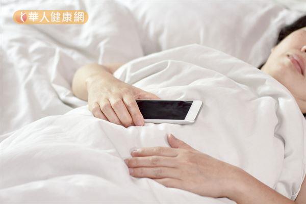 如果半夜醒來睡不著，千萬不要使用手機等3C產品，以免受到刺激，更難入睡！