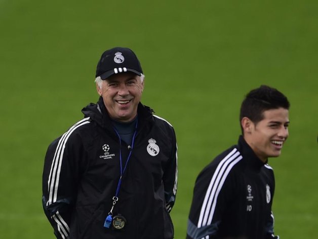 El entrenador del Real Madrid, el italiano Carlo Ancelotti (izq) y el centrocampista colombiano James Rodríguez, entrenando en el centro de Valdebebas, en Madrid, el 3 de noviembre de 2014, de cara al partido contra el Liverpool inglés