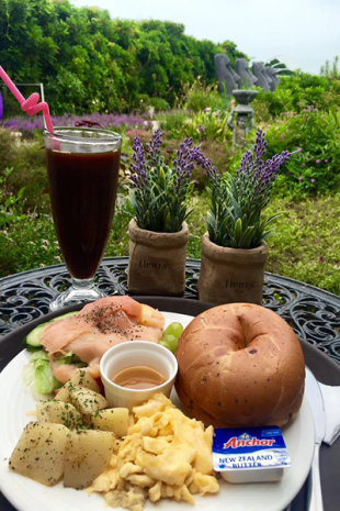 在紫藤咖啡園內邊享用美食邊欣賞花海，是件奢華的享受 (圖片來源／紫藤咖啡園)