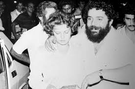 Foto: Tuma Jr., acima à direita, faz segurança a Lula no Deops, em 1980. Crédito: Arquivo Pessoal