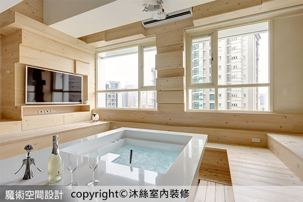 哇！客廳也有大浴缸，俯瞰城市實境秀