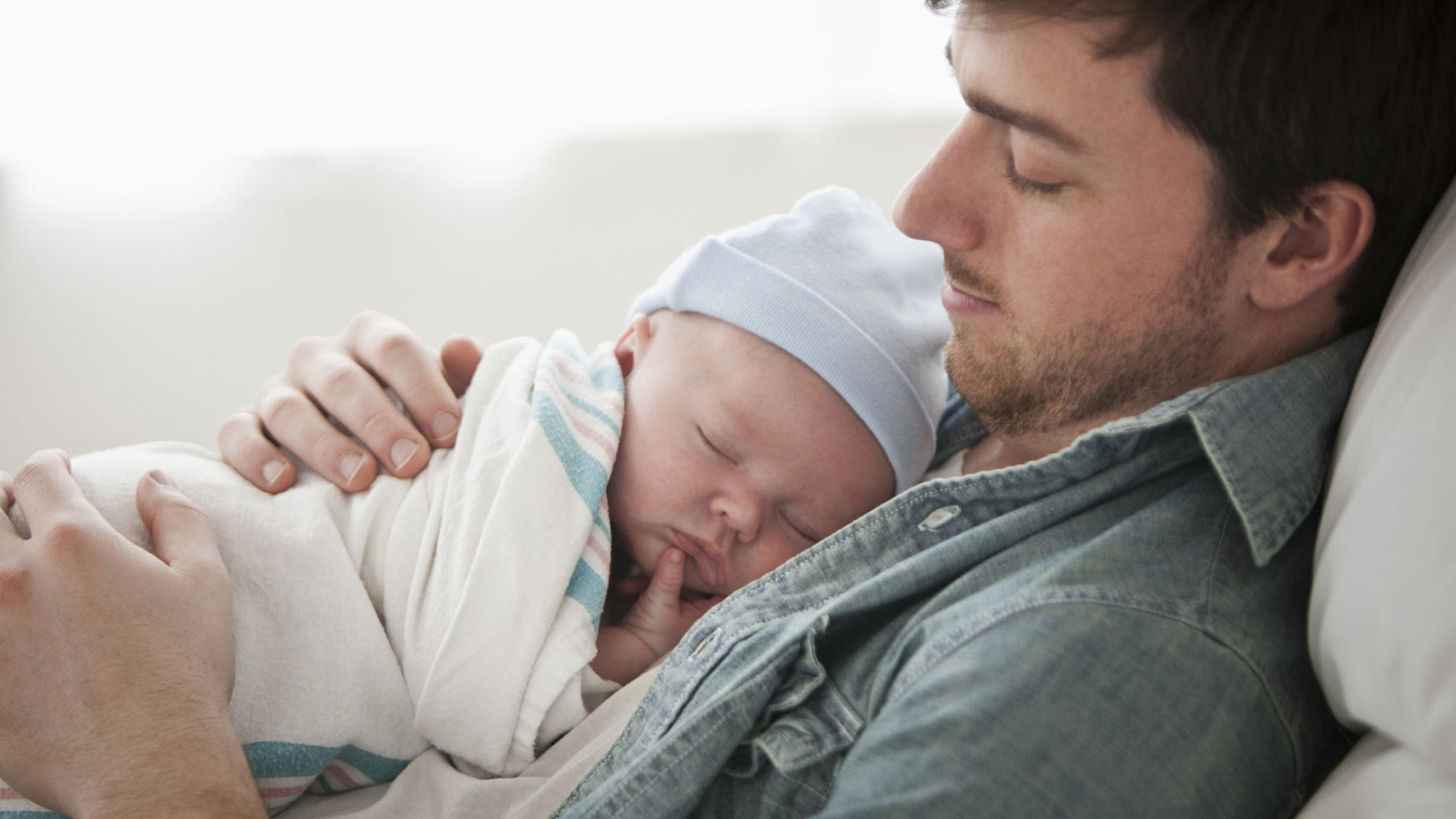 مهام يومية للأب بعد ولادة الطفل Newborn-with-dad-jpg_133402