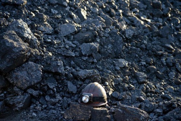 Imagen tomada el 12 de octubre de 2014 muestra el casco de un minero en una pila de carbón en Donestk