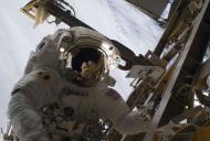Imagem da Nasa mostra astronauta durante caminhada espacial para reparos na ISS