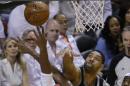El pívot de los Spurs de San Antonio Tim Duncan (21) bloquea un disparo de Chris Bosh (1) del Heat de Miami durante el cuarto juego de la final de la NBA el jueves 12 de junio de 2014. (Foto de AP/Wilfredo Lee)