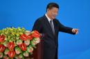 El presidente chino, Xi Jinping, abandona el estrado después de dar un discurso, este jueves 28 de abril en Pekín
