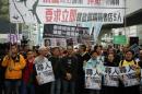 Manifestantes protestan por la desaparición de libreros en Hong Kong, el 10 de enero de 2016