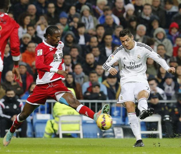 GRA314. MADRID, 08/11/2014.- El delantero del Real Madrid Cristiano Ronaldo (d) chuta ante Abdoulaye, del Rayo Vallecano, durante el partido de la undécima jornada de Liga en Primera División que disp