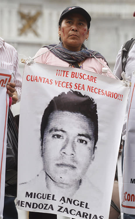 Queman propaganda electoral tras mitin por caso Ayotzinapa