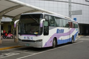 交通部與國道客運業協商多日，敲定4大客運包括國光、統聯、阿羅哈、和欣等業者，白天行駛里程約100公里以上的中長程路線，端午連假白天將推出8.1折到9折不等的優惠，夜間19條國道客運路線優惠價平均75折。