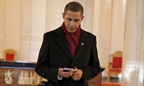 يستخدم أوباما البلاكبيري لقراءة بريده الإلكتروني باستمرار ويستخدم هذا النوع لقدرة رجاله على تأمينه ولكن البيت الأبيض يدرس استعانته بهاتف جديد قد يكون سامسونغ او إل جي، ويتوقف الاختيار على مدى التأمين 