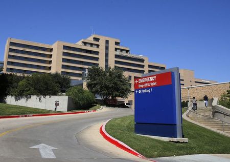 Un trabajador de la salud en el Hospital Presbiteriano de Texas que realizó cuidados a un paciente de ébola dio positivo en una prueba preliminar, dijo en un comunicado el Departamento de Servicios de Salud de Texas el domingo. En la foto, el Hospital Presbiterano en Dallas el 4 de octubre de 2014.  REUTERS/Jim Young