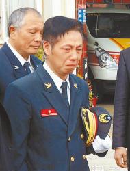 今年2月11日時任永安消防分隊長的吳尚城，在迎靈時難掩悲痛，向殉職弟兄大喊：「任務結束了，我們返隊！」，沒想到竟是殺人凶手。（本報資料照片）