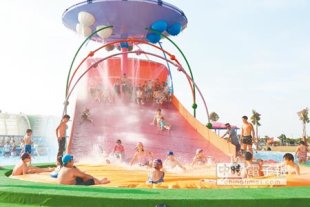 暑氣全消為迎接暑假遊客，花蓮縣政府將在4日同步啟動「4大主題園區」，圖為試營運中的鳳林環科3D親子樂園。（楊漢聲攝）