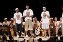 El francés Tony Parker (I), el estadounidense Tim Duncan (C) y el argentino Manu Ginóbili (D) hablan durante la celebración del título en San Antonio, Texas, el 18 de junio de 2014