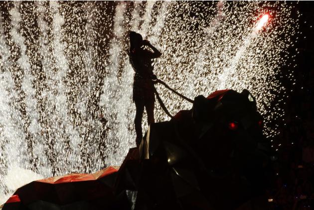Cantante Katy Perry se realiza durante el medio tiempo del Super Bowl de la NFL XLIX partido de fútbol entre los Halcones Marinos de Seattle y el New England Patriots Domingo, 01 de febrero 2015, en Glendale, Arizona. (AP Photo / David J. Ph