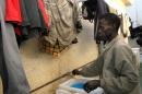 Un inmigrante subsahariano lava su ropa en el Centro de Estancia Temporal de Inmigrantes (CETI), en Ceuta. EFE/Archivo