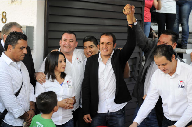El mexicano Cuauhtémoc Blanco levanta un brazo, luego de registrarse como aspirante a la candidatura a alcalde de la ciudad de Cuernavaca, el jueves 22 de enero de 2015. Blanco juega todavía con el cl